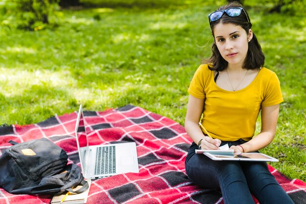 Étudiant posant et écrivant