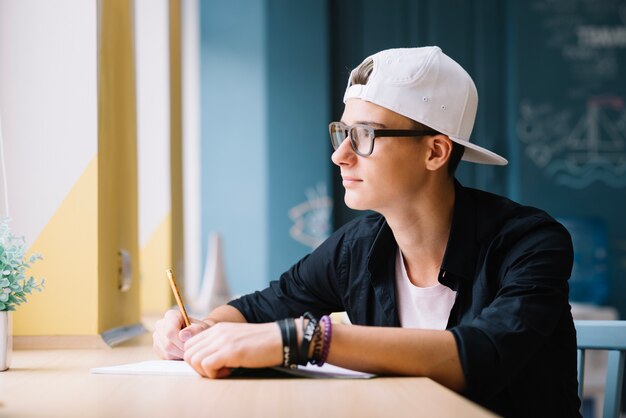 Étudiant posant pensivement dans la classe