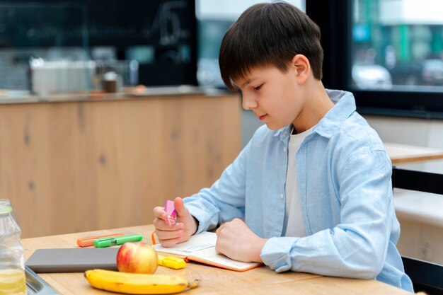 Étudiant en train de déjeuner à la cantine