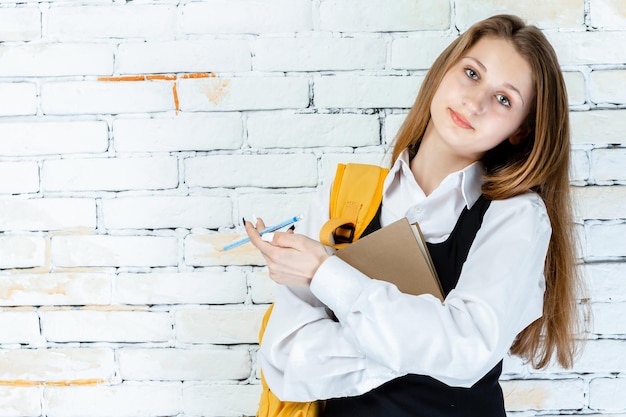 Étudiant en uniforme regardant la caméra avec confiance Photo de haute qualité