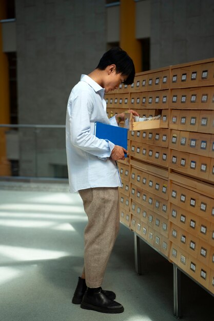 Étudiant de vue de côté à la recherche d'informations