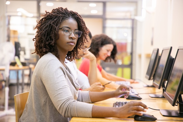 Étudiante adulte femme noire travaillant dans un cours d'informatique