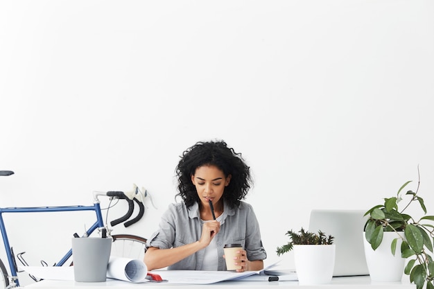 Étudiante afro-américaine à la mode faisant ses devoirs à la conception de nouveaux bâtiments