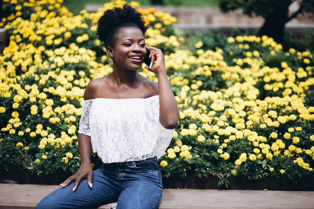 Étudiante afro-américaine parlant au téléphone