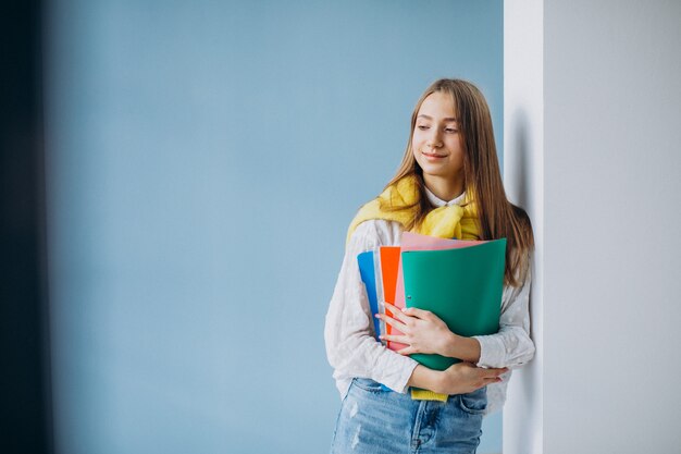 Étudiante debout avec des dossiers colorés