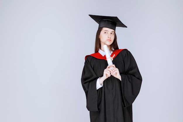 Étudiante avec diplôme collégial se présentant à la caméra. photo de haute qualité