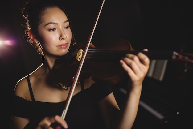 Étudiante jouant du violon