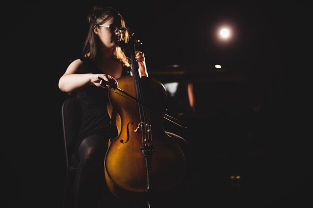 Étudiante jouant du violon