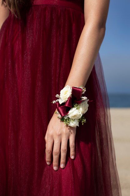 Étudiante prête pour le bal dans une robe rouge