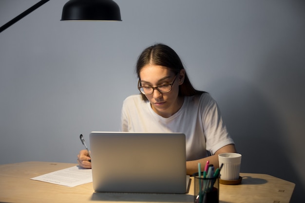 Étudiante sérieuse préparant l&#39;examen