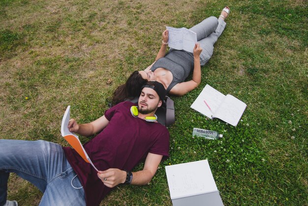 Étudiants allongés sur l&#39;herbe