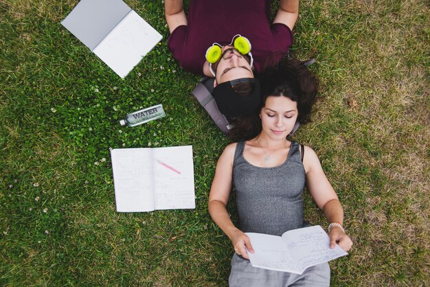 Étudiants allongés sur l&#39;herbe