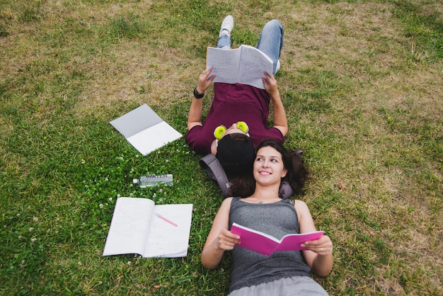 Étudiants allongés sur l&#39;herbe