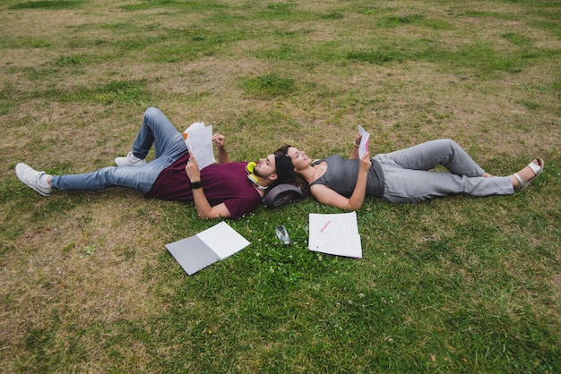 Étudiants allongés sur l&#39;herbe