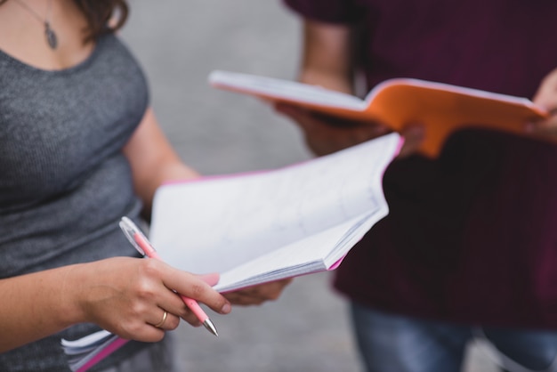 Étudiants anonymes avec des cahiers