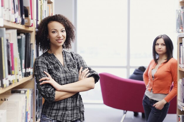 Étudiants en bibliothèque