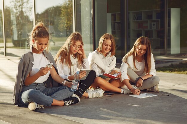 Étudiants sur le campus