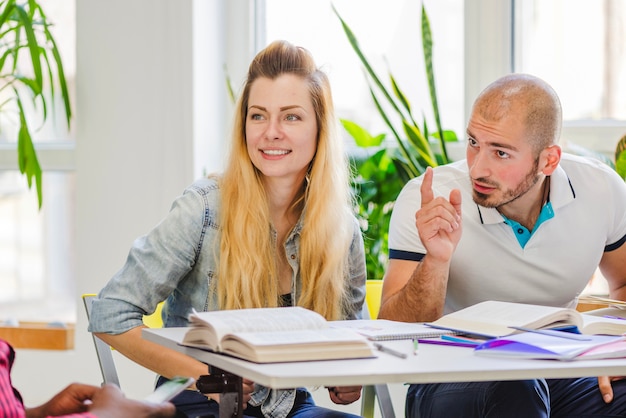 Étudiants en classe partageant des idées