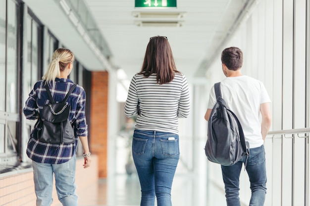 Étudiants dans le couloir