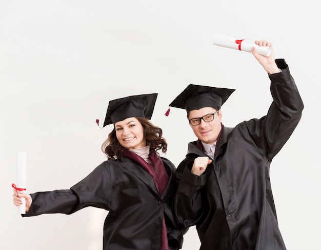 Étudiants diplômés titulaires d'un diplôme