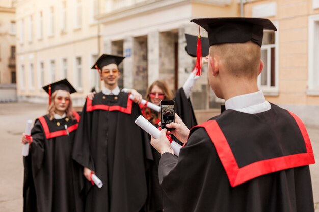 Étudiants heureux grand angle prenant des photos