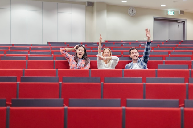 Étudiants levant la main à l&#39;amphithéâtre de l&#39;université