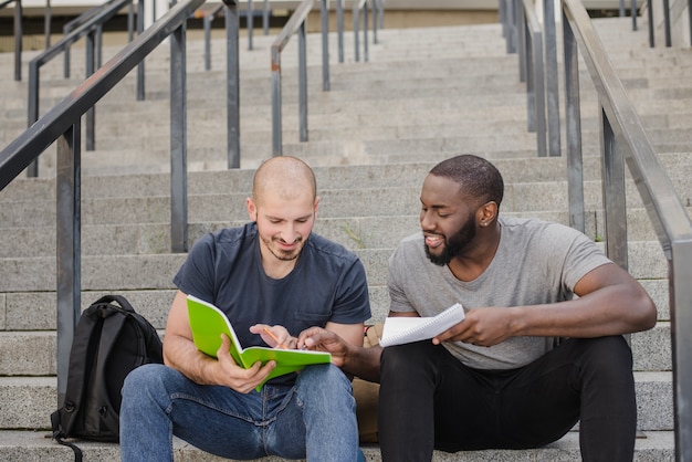 Étudiants noir et blanc à l&#39;escalier