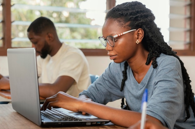 Étudiants de plan moyen