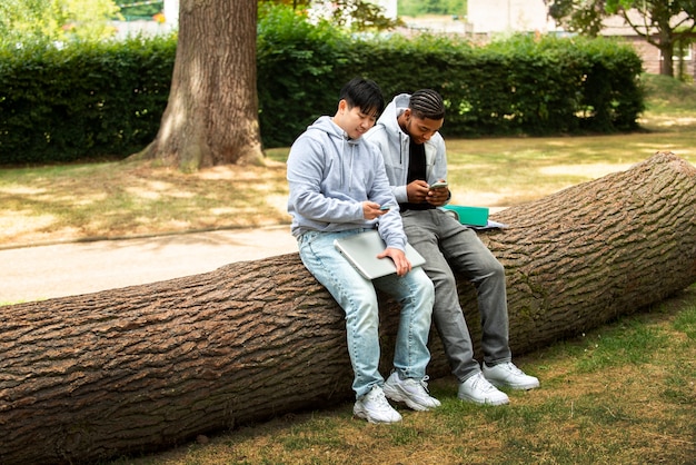 Étudiants en plein air