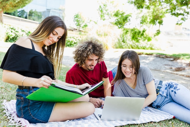 Étudiants qui étudient sur une journée ensoleillée