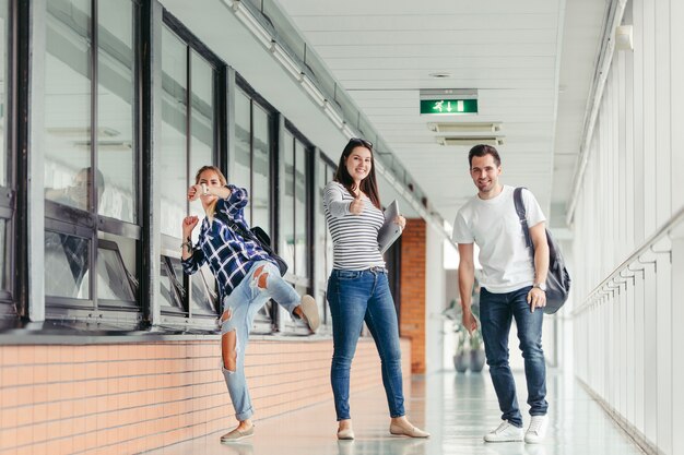 Étudiants s&#39;amusant au collège