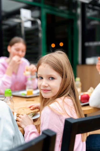 Étudiants en train de déjeuner à la cantine