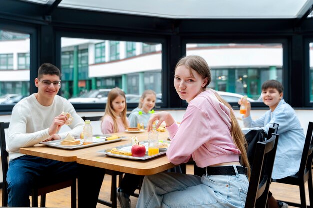 Étudiants en train de déjeuner à la cantine