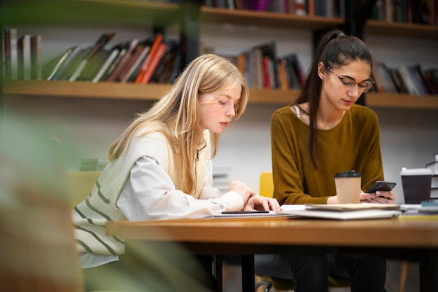 Étudiants travaillant en groupe d'étude