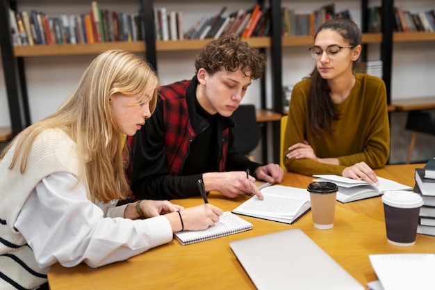 Étudiants travaillant en groupe d'étude