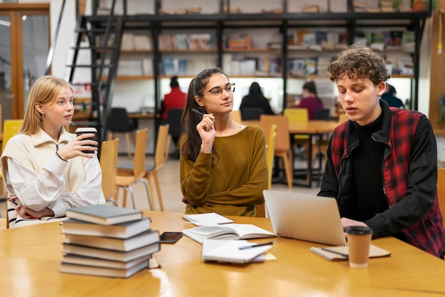 Étudiants travaillant en groupe d'étude