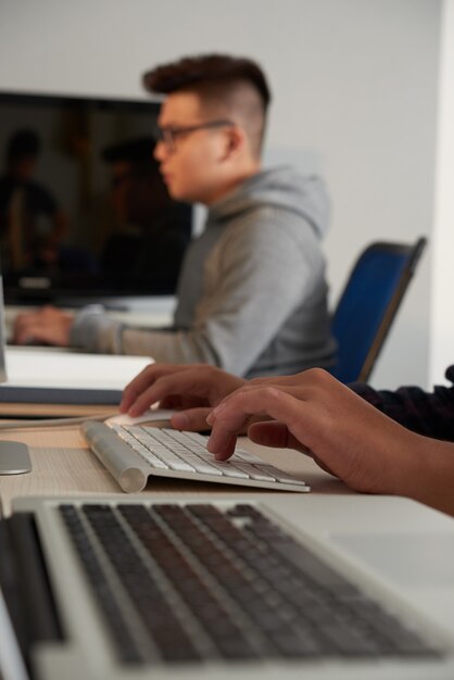 Étudiants universitaires ayant cours en TIC