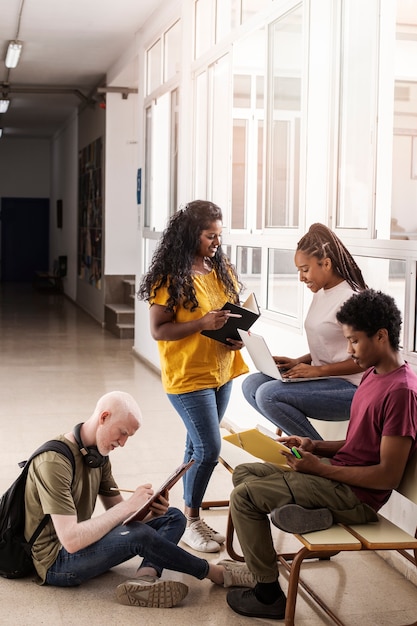 Étudiants universitaires de différentes ethnies bachotant