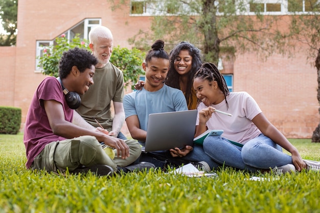 Étudiants universitaires de différentes ethnies bachotant