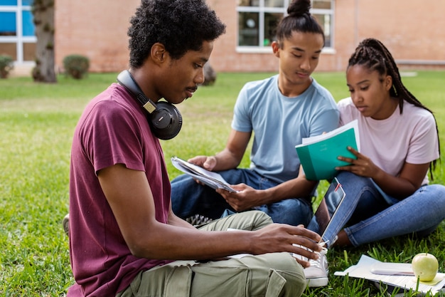 Étudiants universitaires de différentes ethnies bachotant