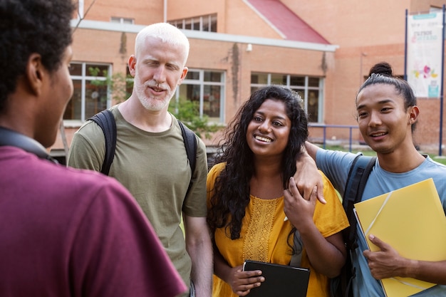 Étudiants universitaires de différentes ethnies bachotant