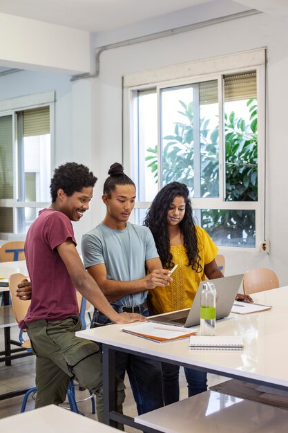 Étudiants universitaires de différentes ethnies bachotant