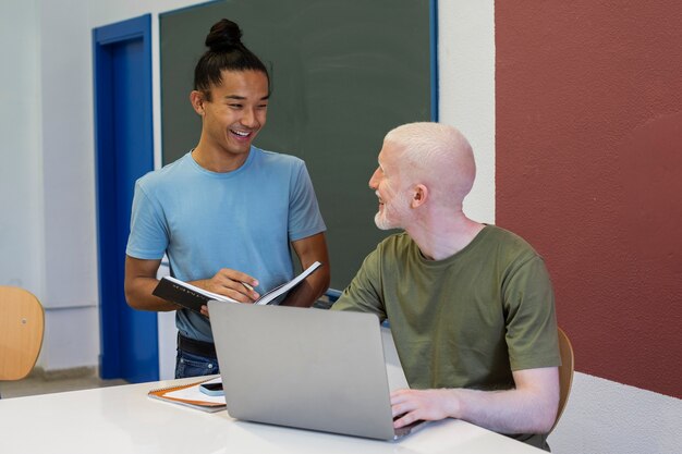 Étudiants universitaires de différentes ethnies bachotant