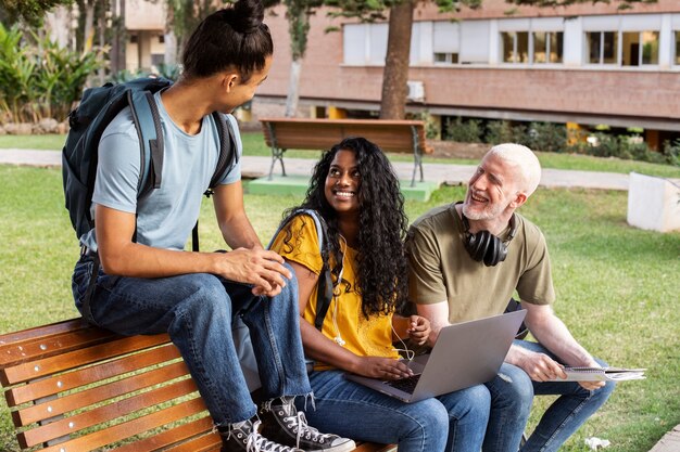 Étudiants universitaires de différentes ethnies bachotant