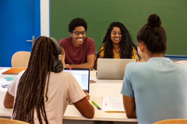 Étudiants universitaires de différentes ethnies bachotant