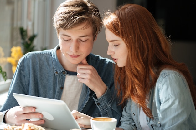 Étudiants, utilisation, tablette, café