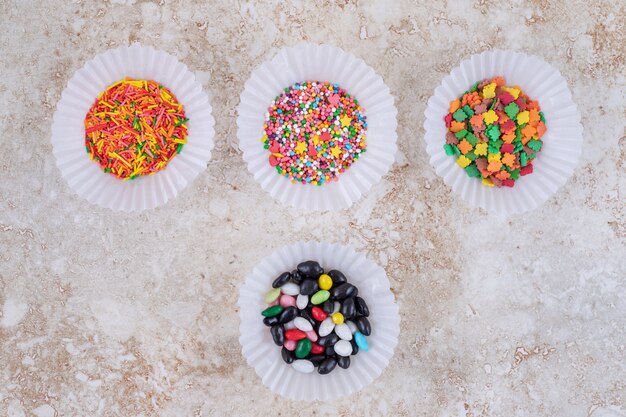 Étuis à galettes avec petits tas de bonbons