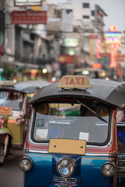 Photo gratuite tuk tuk à bangkok en thaïlande