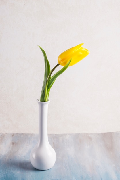 Photo gratuite tulipe jaune dans un vase sur la table