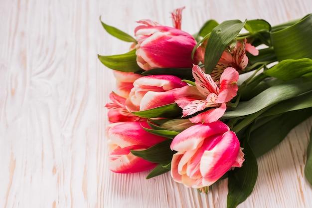Photo gratuite tulipes à angle élevé sur table
